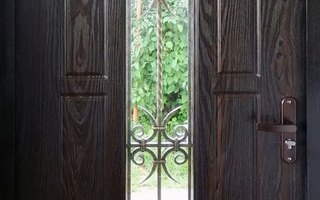 входная дверь для загородного дома из бруса с отделкой МДФ внутри
