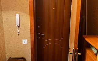 стальная дверь для квартиры, два замка, глазок, раздельная ручка