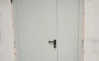 металлическая полуторная дверь окрашена нитроэмалью серого цвета