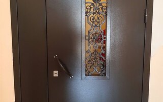 стальная дверь для тамбура с кованой решеткой