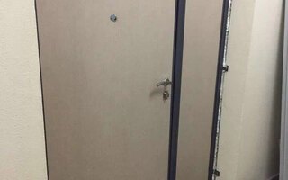 стальная двустворчатая дверь в тамбур, вид внутри