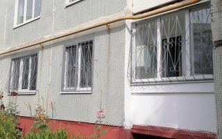 дутая сварная решетка вид с улицы